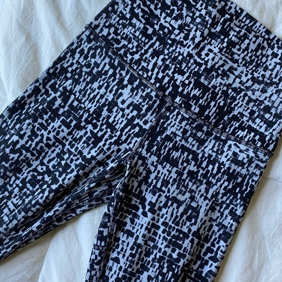 lululemon align pant 25” *black and white digital - Picture 4 of 4